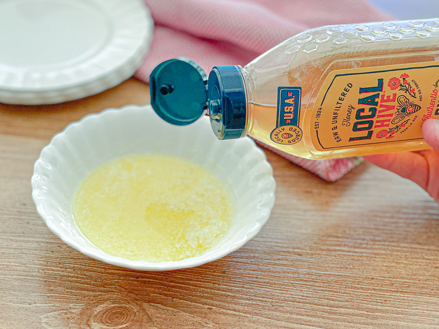 wlewanie miodu do miski z roztopionym masłem